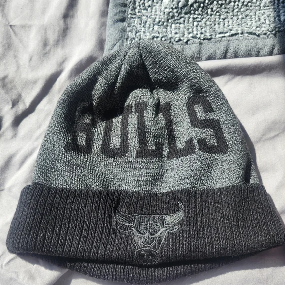 Mitchell & Ness Chicago Bulls Gray Two-Tone Knit Beanie - Picture 1 of 2